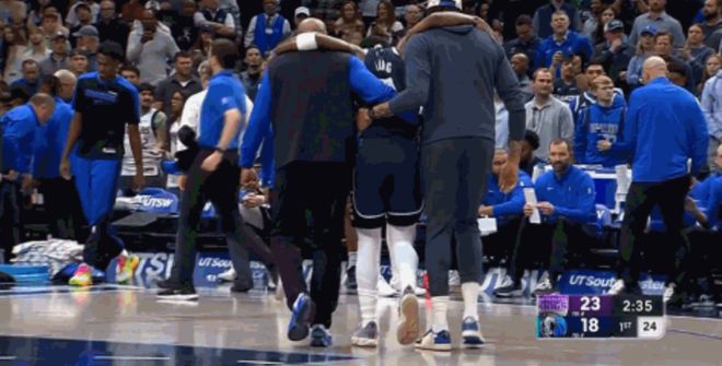 独行侠欧文左膝遭撞击反关节受伤,坚持罚球后提前退赛