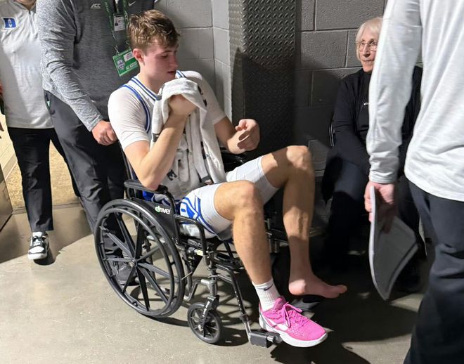 状元热门弗拉格受伤离场！坐轮椅检查脚踝，幸无骨折