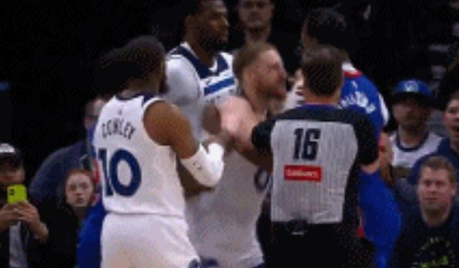 森林狼vs活塞爆发大规模冲突：迪文霍兰等人扭打，2教练+7人被驱逐