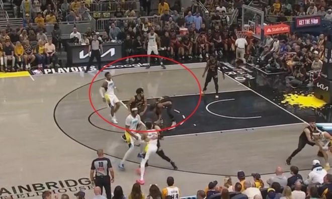 马瑟林击打亨特后被推倒，二级恶意犯规遭驱逐，特纳亨特双双领技犯