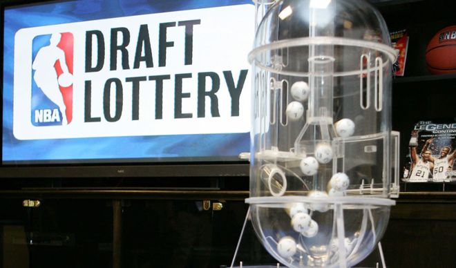 NBA乐透抽签：独行侠1.8%爆冷夺状元签，马刺获榜眼，76人摘探花