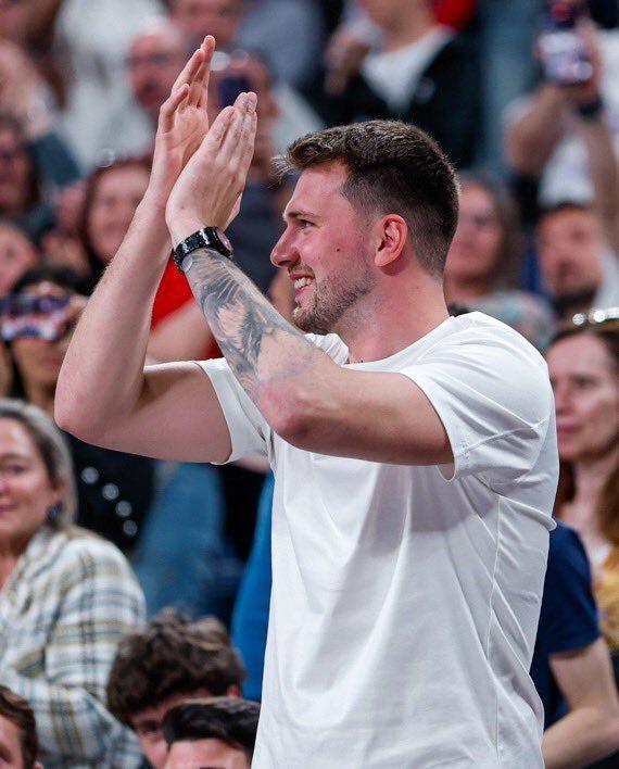 东契奇瘦身惊艳亮相皇马篮球赛！湖人巨星减重引发热议，独行侠被打脸？