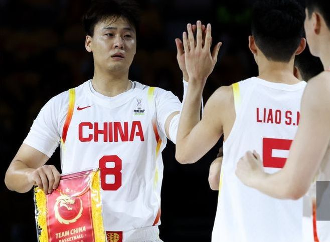 中国男篮热身赛2分惜败荷兰，上半场领先16分遭逆转，王俊杰错失绝平