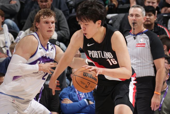 杨瀚森6犯光速毕业！15分钟0篮板引热议，媒体人齐声点评：要尽快改掉CBA坏习惯