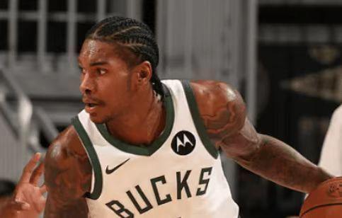 雄鹿官方更新伤情：波特脚踝扭伤将缺席两场 字母哥出战成疑